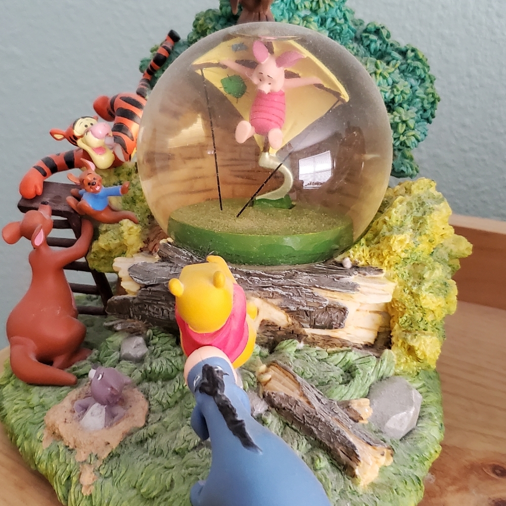 Winnie-the-Pooh snowglobe